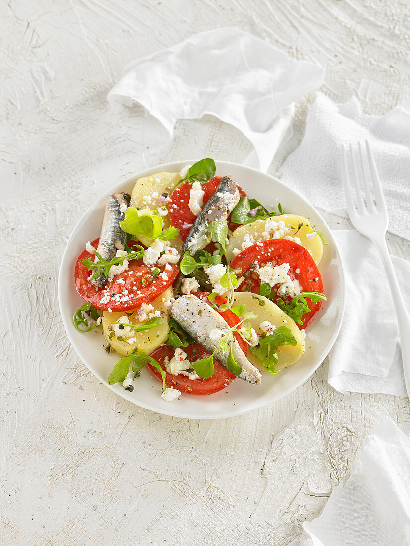 Kartoffelsalat mit Tomaten und Sardinen