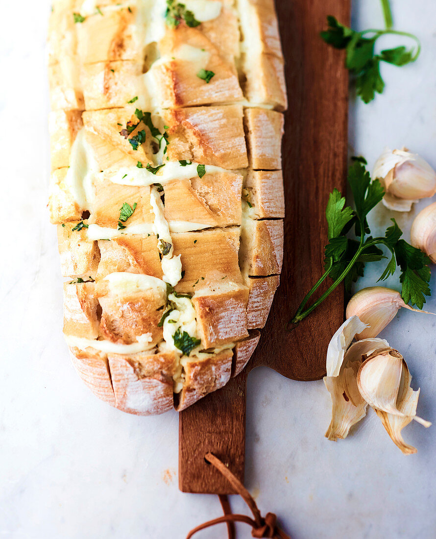 Zupfbrot mit Käse und Knoblauch (vegetarisch)