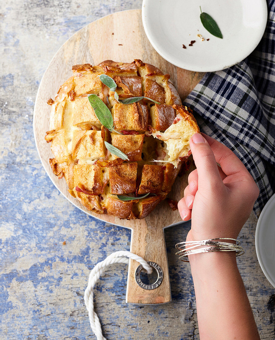 Pancetta-scamorza hedgehog bread