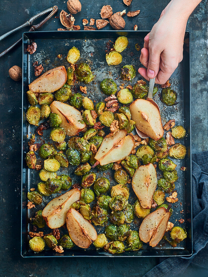 Baking tray: Brussels sprouts, pears, walnuts and pecorino cheese