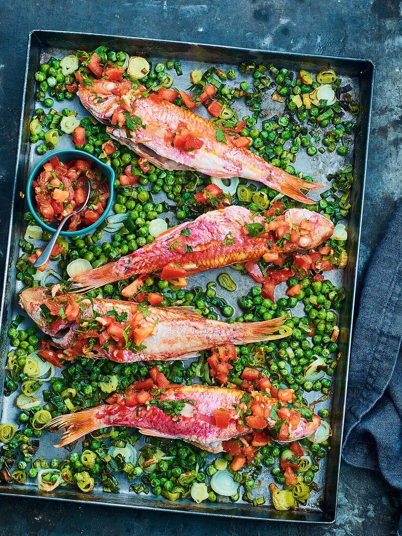 Baking tray : red mullets with virgin sauce,spring onions and peas