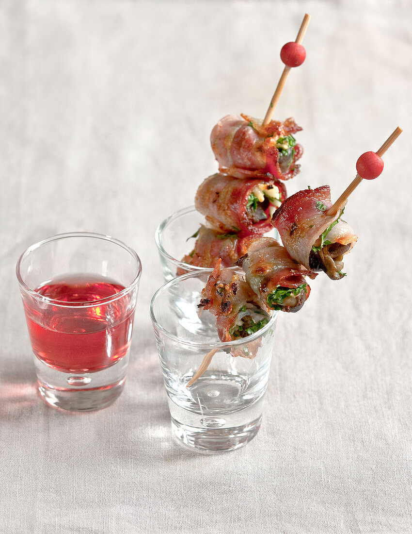Snail and bacon brochettes