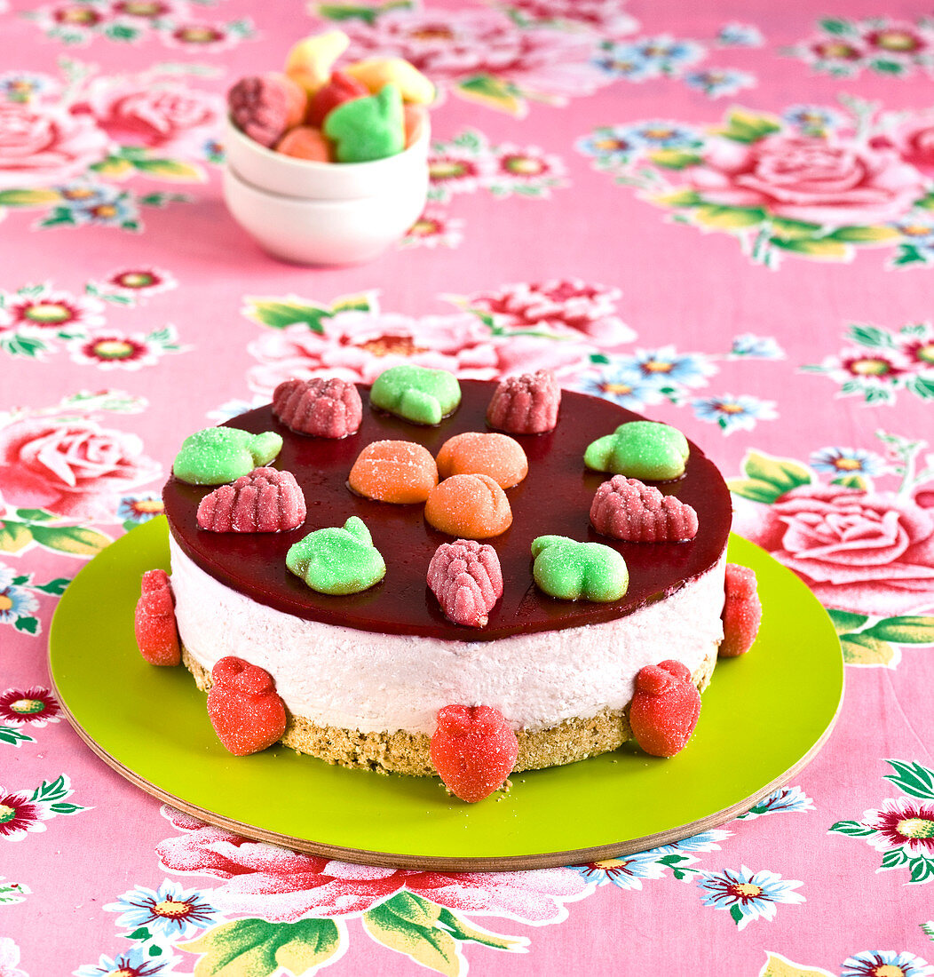 Cheesecake aus Petits-Filous-Frischkäse mit bunten Bonbons