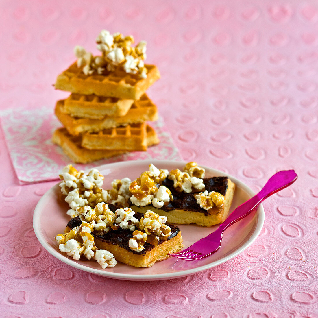 Waffeln mit Schokolade und Karamell-Popcorns