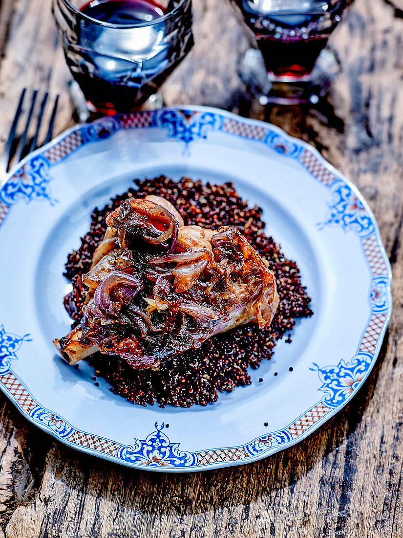 Lammhaxe mit Zwiebeln und scharzem Quinoa