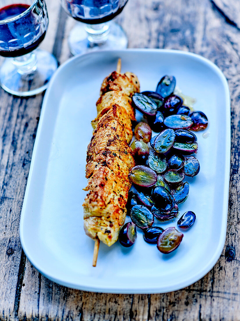 Free-range chicken brochettes with pan-fried black grapes