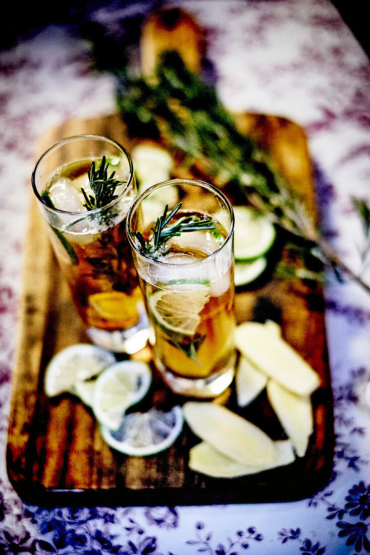 Cognac-Cocktail mit Zitrone, Ingwer und Rosmarin