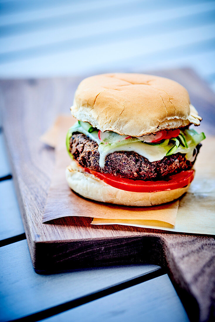 Vegetarischer Burger mit Pilzen und schwarzen Bohnen