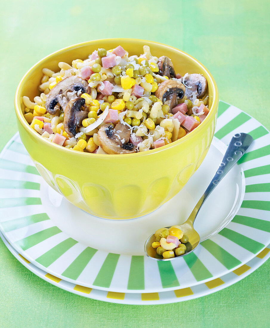 Shell pasta with peas,button mushrooms,diced ham and swetcorn
