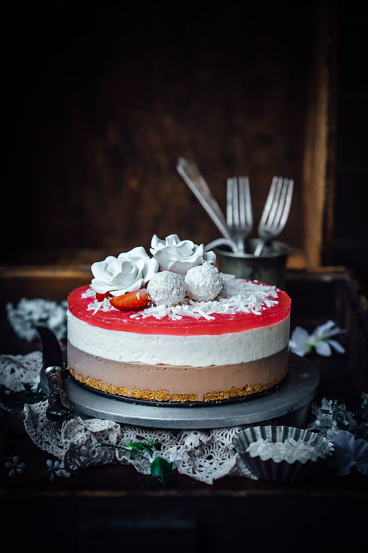 Cheesecake-Torte mit Erdbeergelee