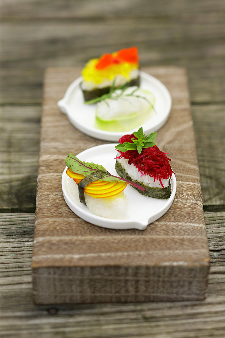 Maki und Nigiri Sushi mit Meerrettich, Kapuzinerkresse, Rucola und Roter Bete