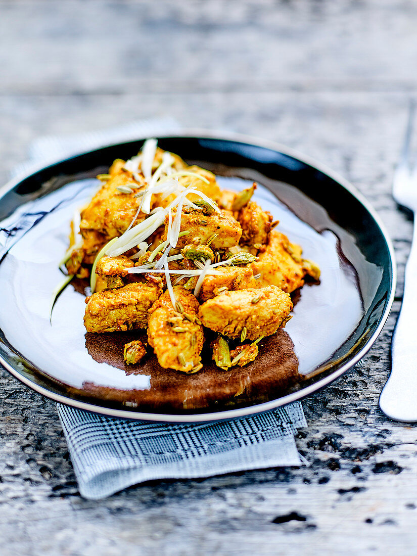 Hähnchen mit Sauermilchmarinade mit Curry, Kardamom, Fenchelsamen und Schnittlauch