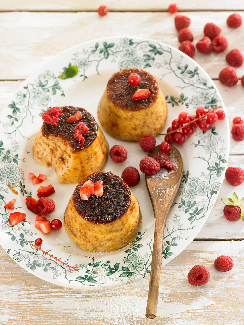 Flan-style puddings with fresh raspberries