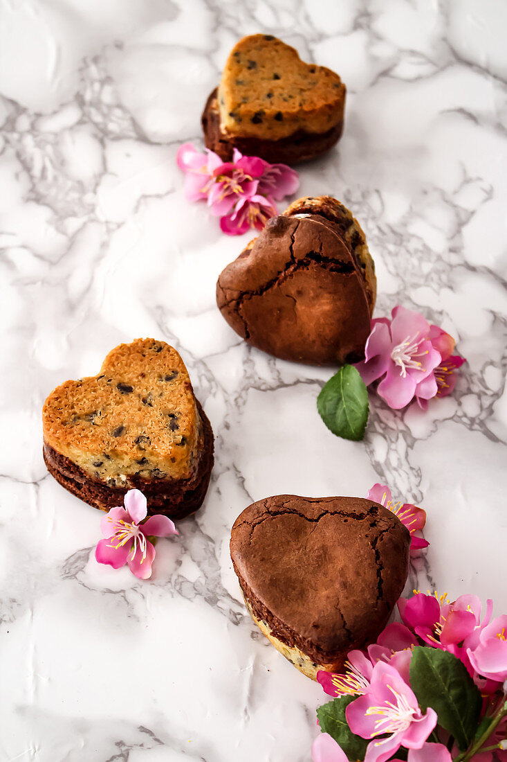Herzförmige Brookies (Brownie mit Cookiekruste, USA)