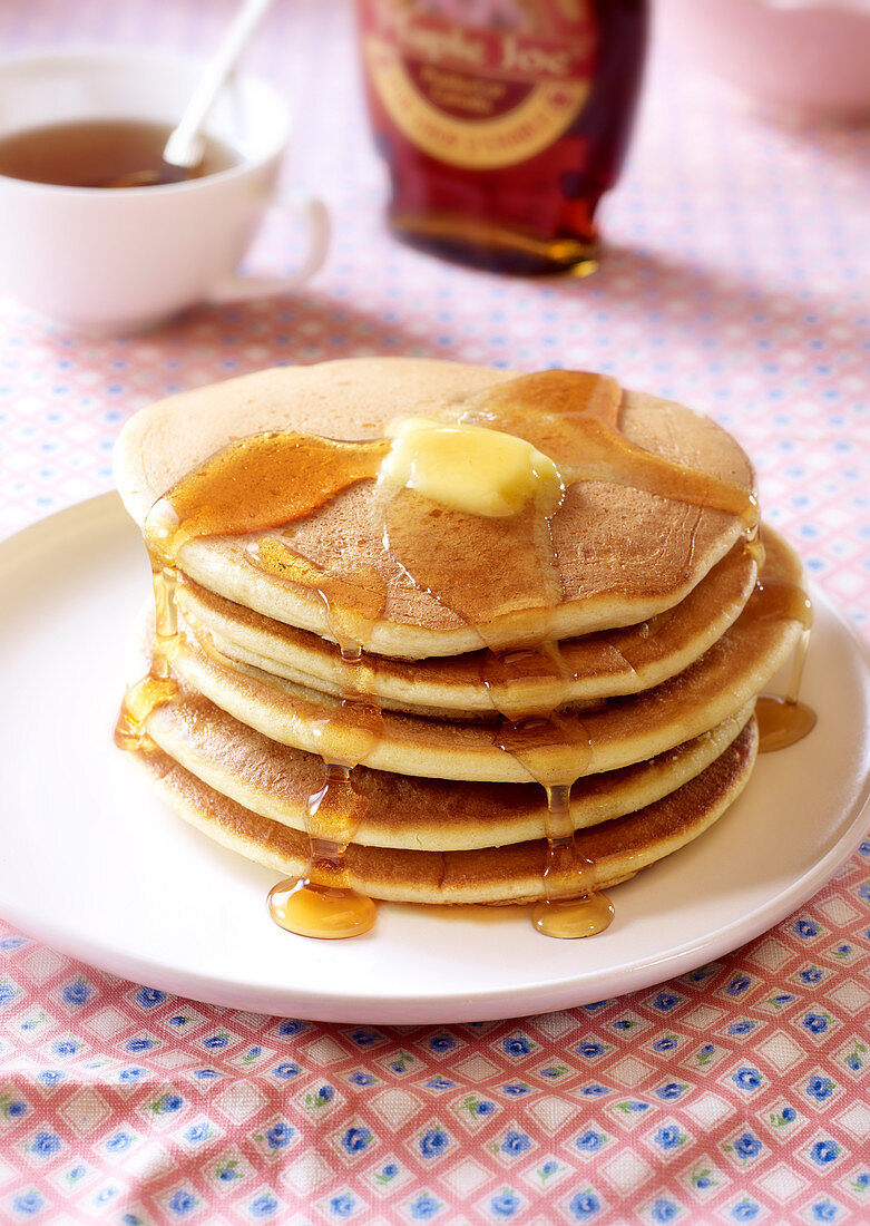 Stapel Pancakes mit Ahornsirup