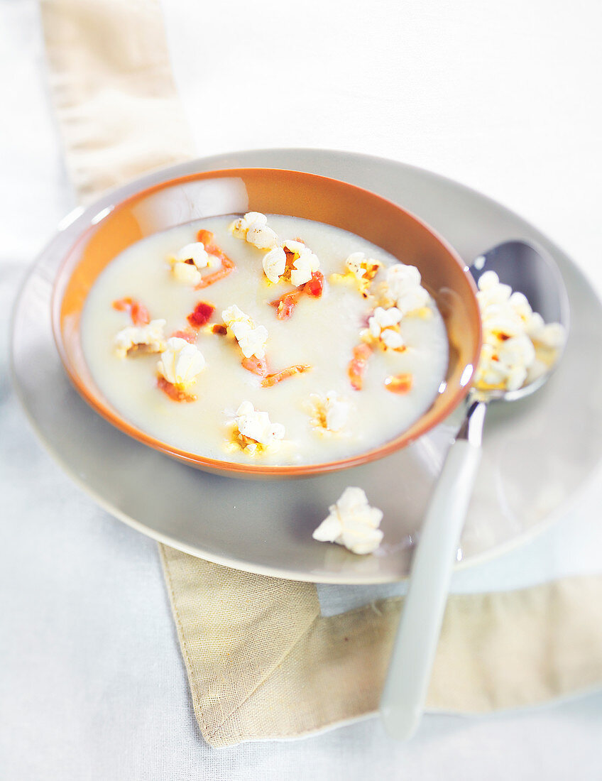 Topinamburcreme mit geräucherten Popcorns