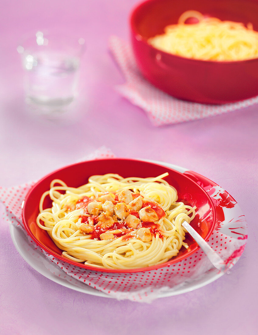 Spaghetti mit Hähnchenfleisch und Tomatensauce