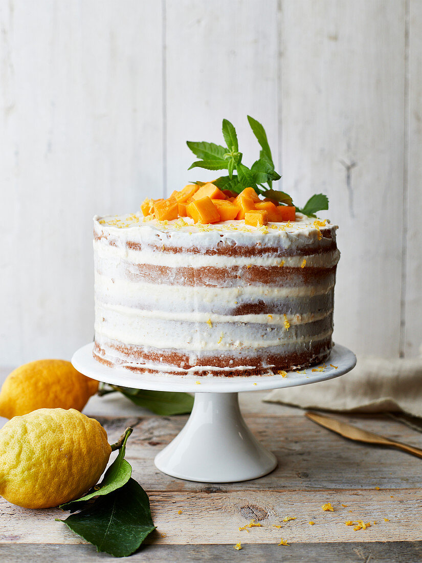 Naked Cake mit Zitrone und Mango