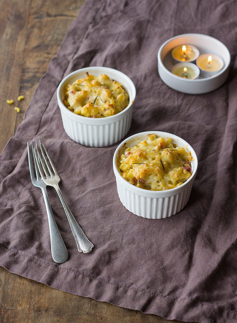 Small gratin of coquillettes with cauliflower cream and ham