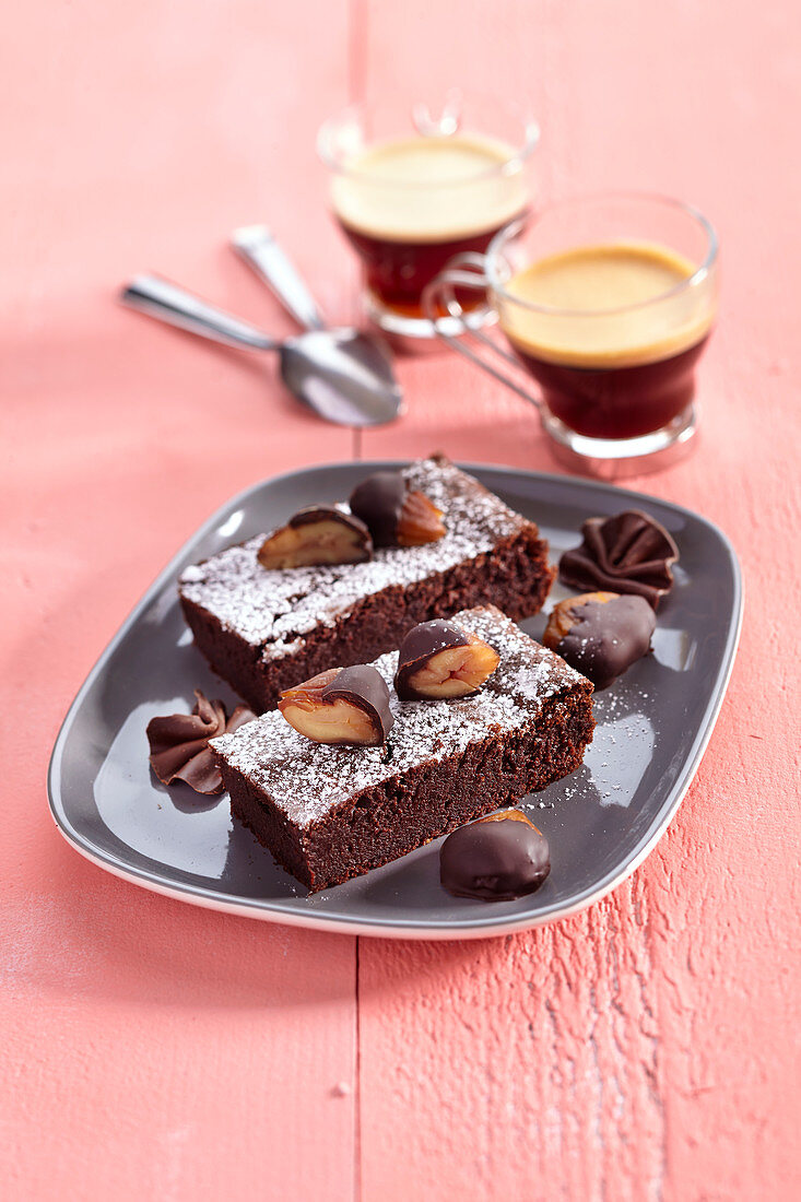 Saftiger Schokoladenkuchen mit Schoko-Kastanien