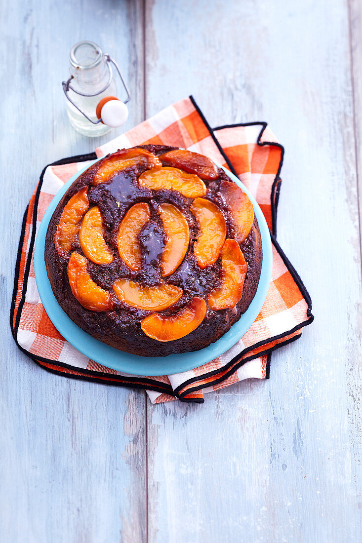 Gestürzter Schokoladenkuchen mit Pfirsich