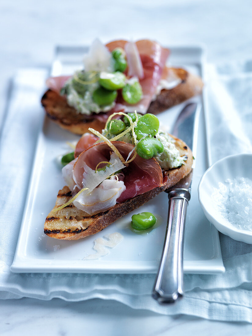 Crostini with beans, prosciutto and mint cream cheese