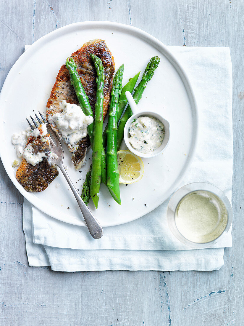 Gegrillte Goldbrasse mit dampfgegartem grünen Spargel und Bananen-Tatarsauce