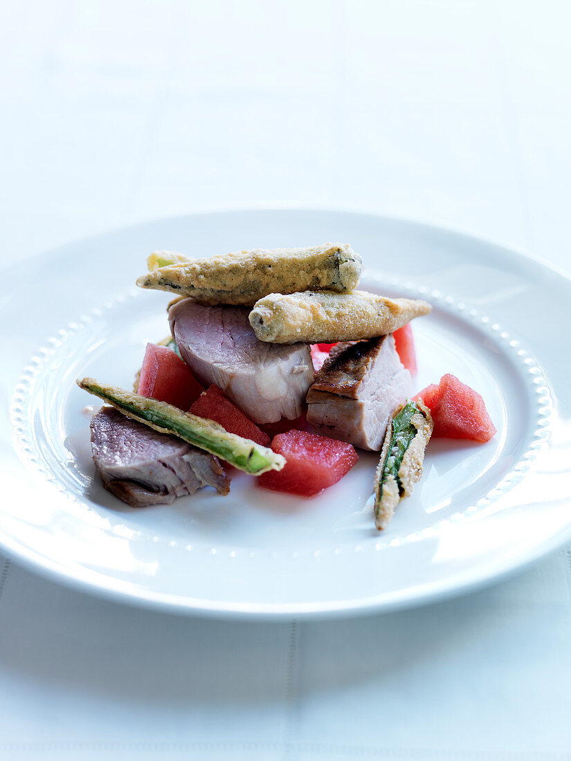 Schweinelendchen mit frittierten Okraschoten und marinierter Wassermelone