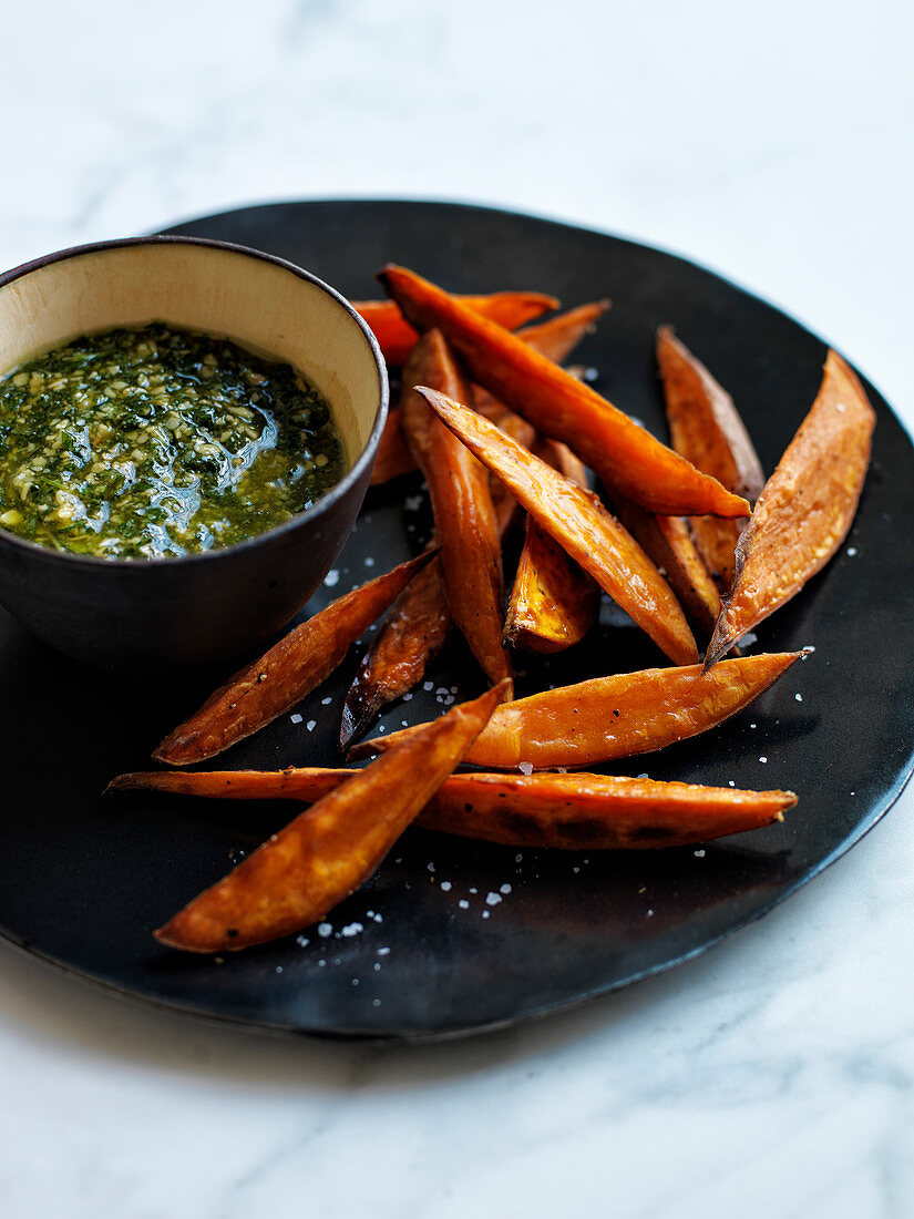 Süsskartoffelfritten mit Pesto