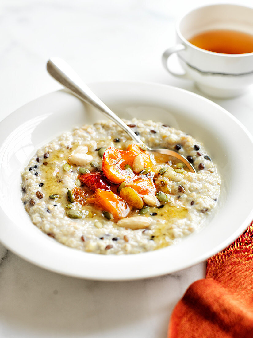 Porridge mit Aprikosen und Mandeln