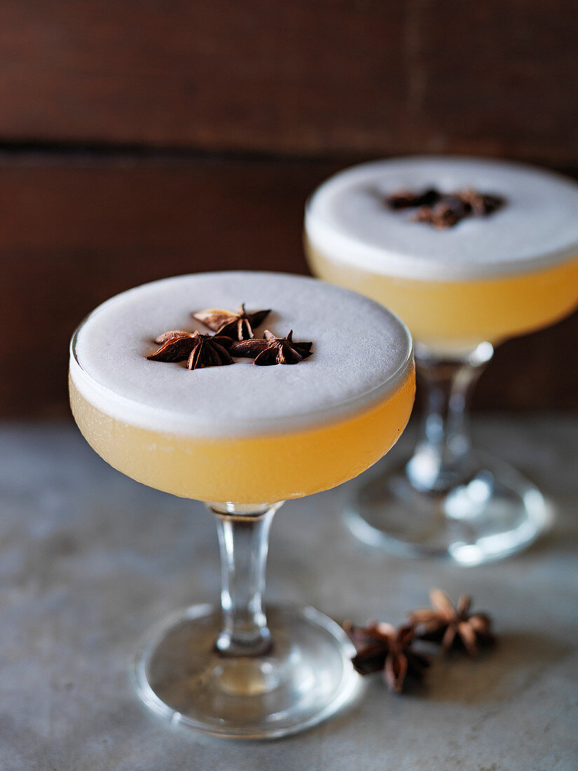 Rum-Cocktail mit Bitter, Gewürzsirup und Ananassaft