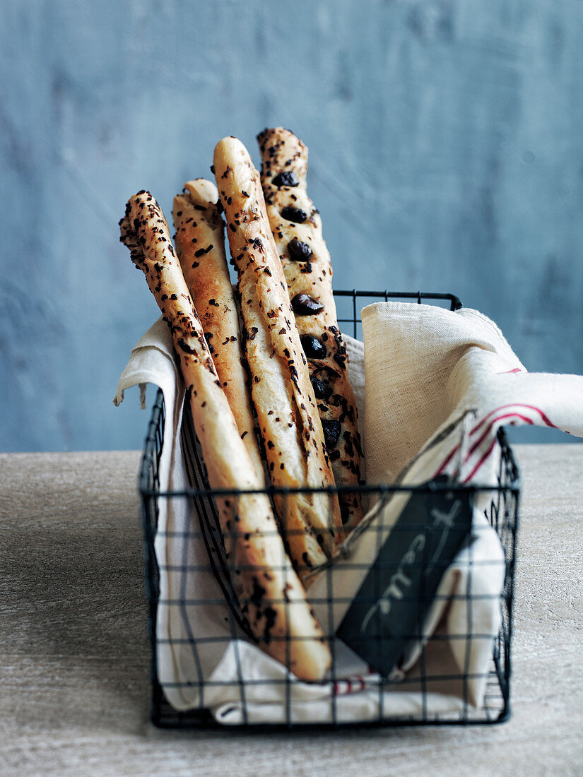 Ficelles (dünne Weissbrotstangen, Frankreich) mit karamellisierten Schalotten und Oliven