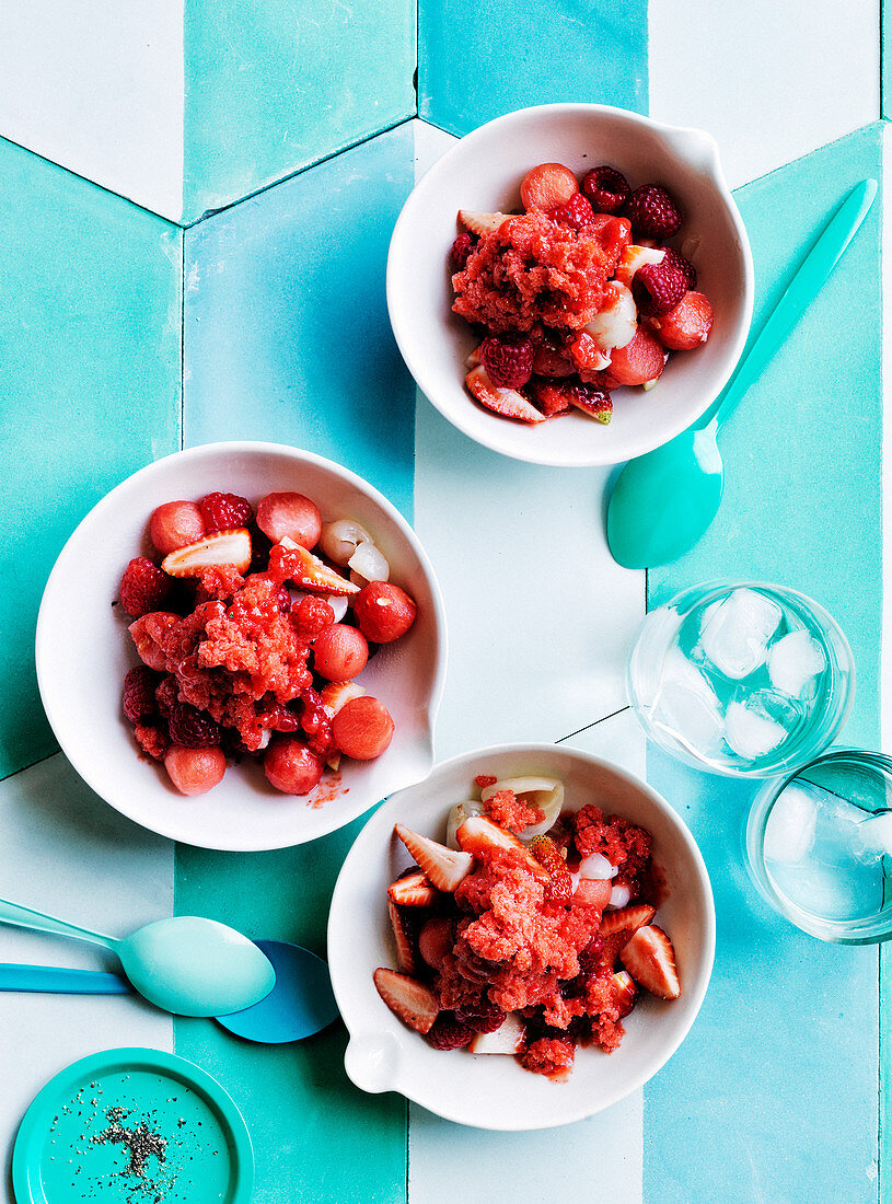 Roter Fruchtsalat mit Erdbeer-Granita