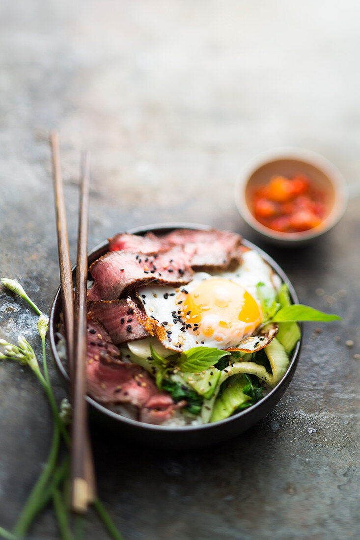 Asiatische Reisschale mit Rindfleisch, Ei und Pak-Choi