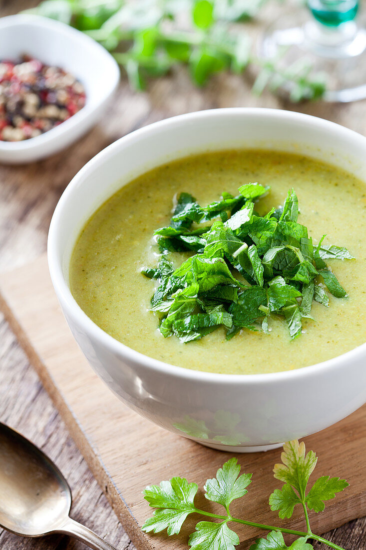 Suppe mit Bio-Brokkoli und Minze in Suppenschale