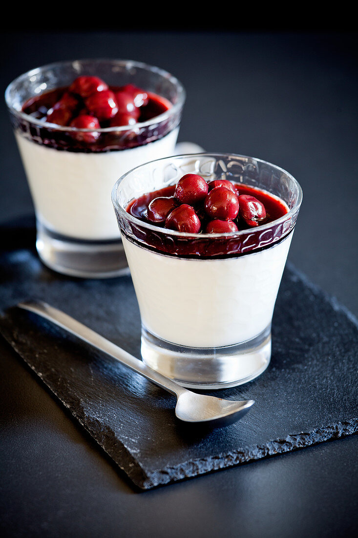 Panna Cotta mit Kirschen