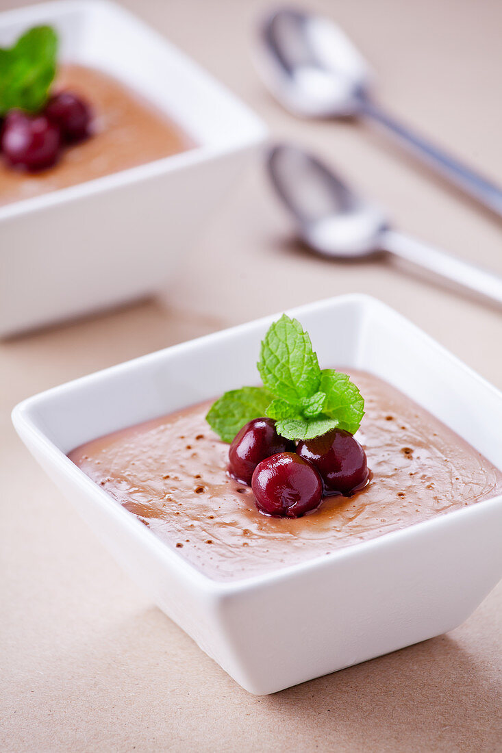 Schokoladenmousse mit frischen Kirschen