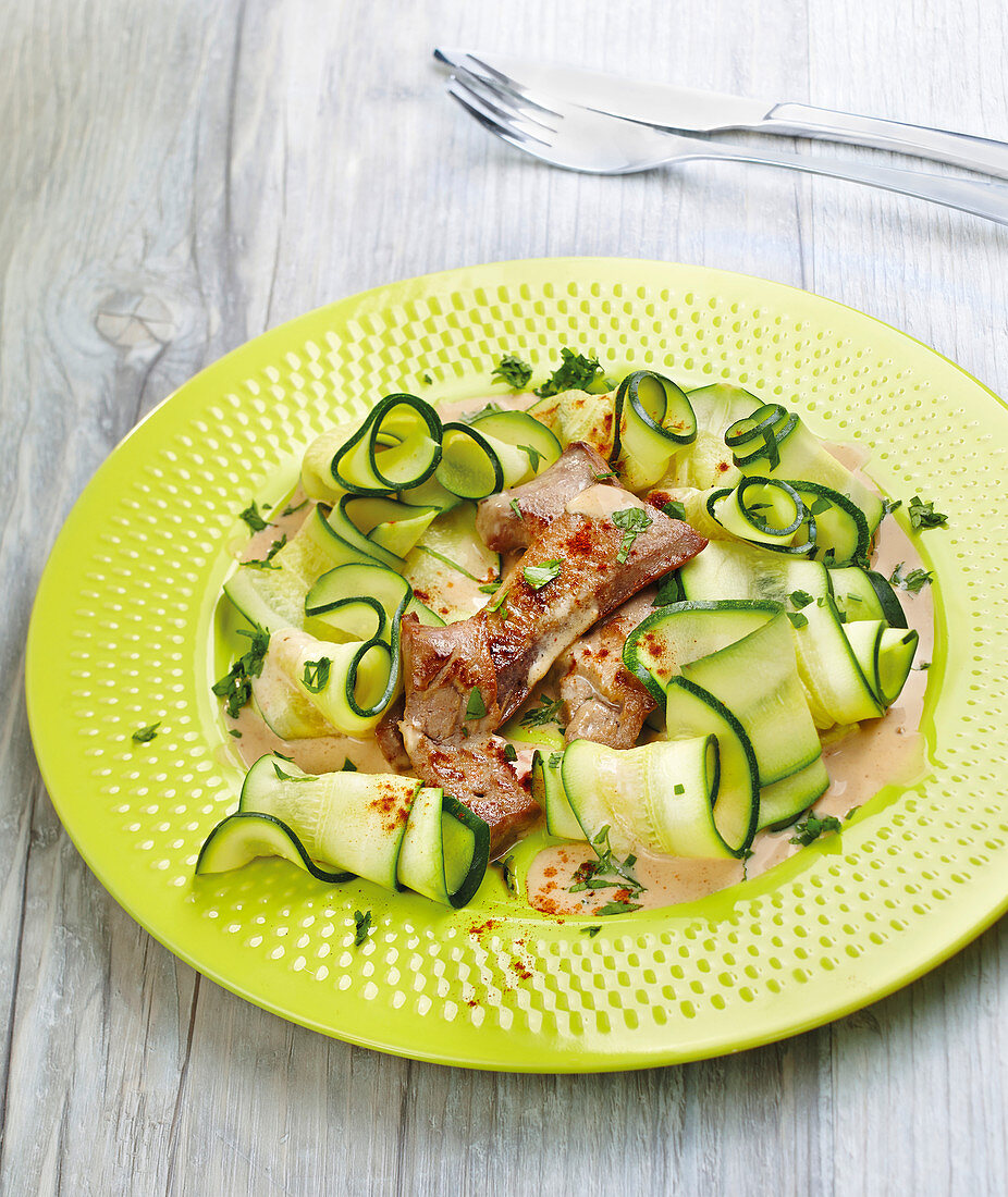 Geschnetzelte Leber mit Paprikasahne, Zucchinistreifen und Koriander