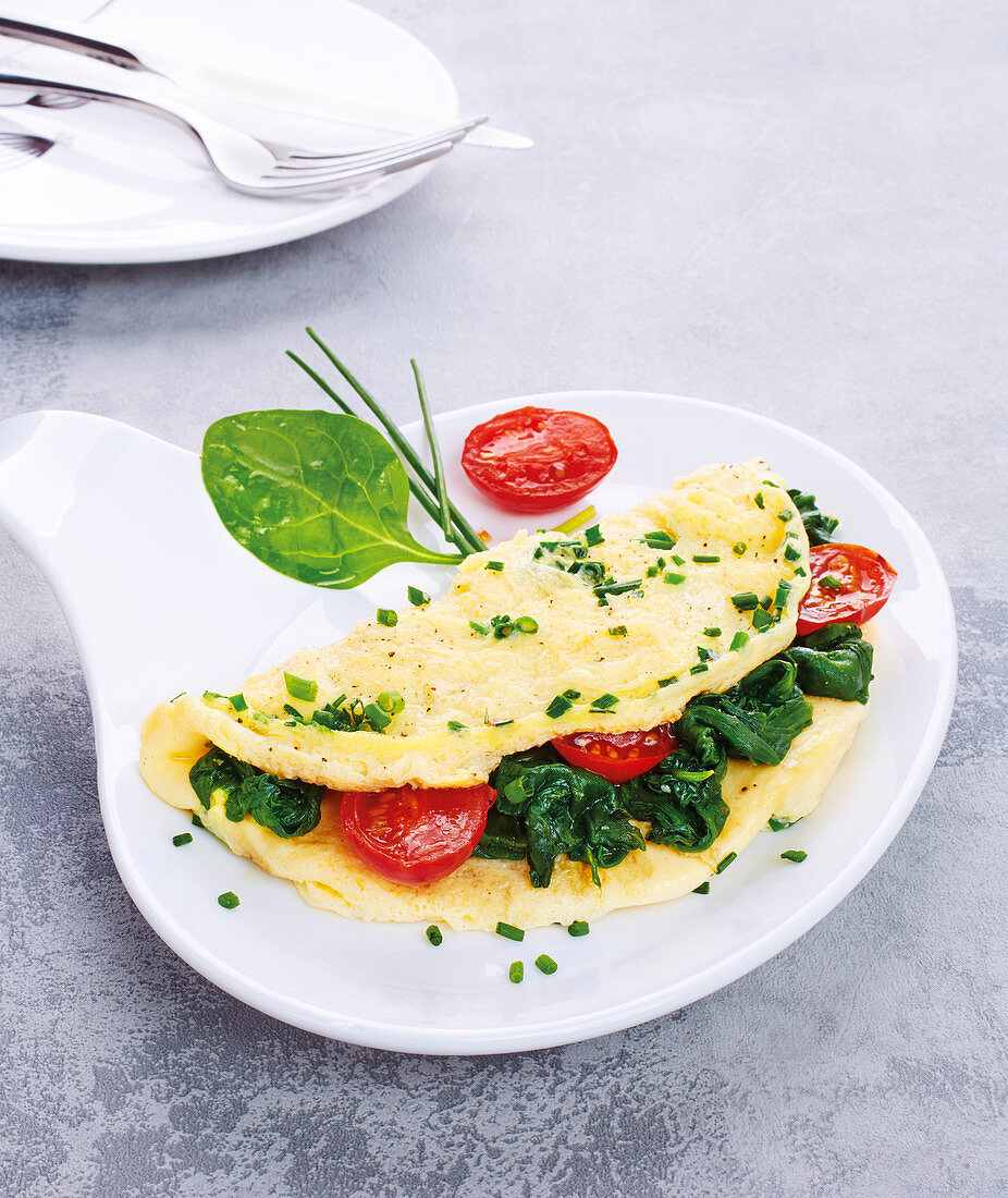 Omelett mit Spinat, Kirschtomaten und Schnittlauch