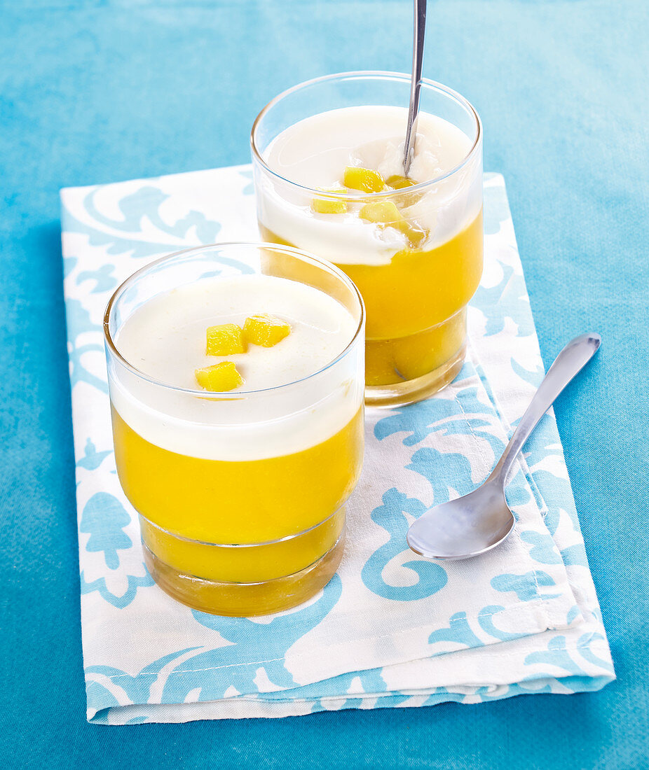 Bayerische Creme mit Mango und Kokosnuss