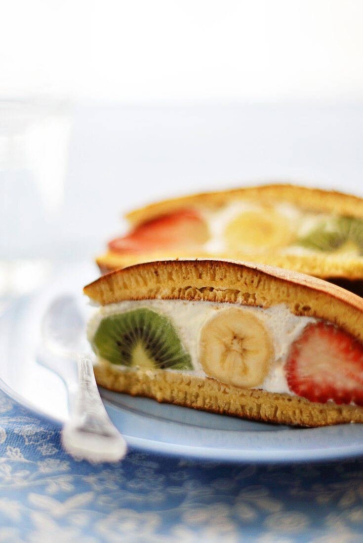 Pancakes nach Art Sandwich mit Früchten
