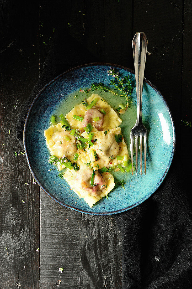 Ravioli mit Mini-Rote-Bete und Ziegenfrischkäse (vegetarisch)