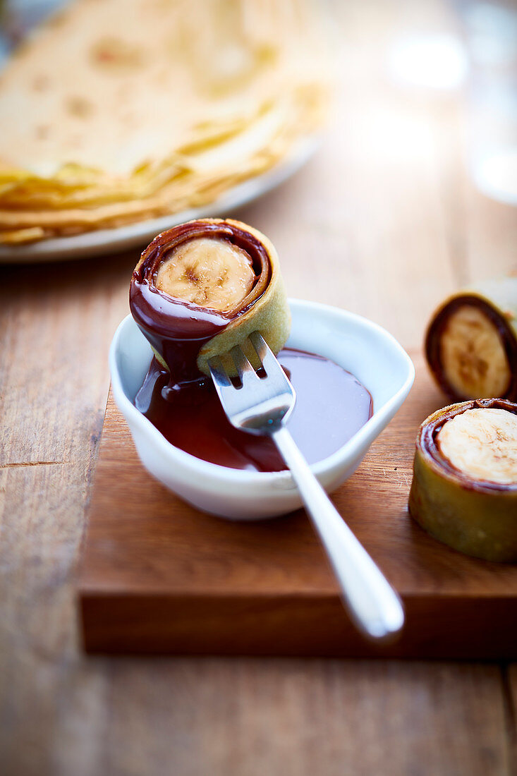 Crepe-Maki mit Banane und Schokoladensauce