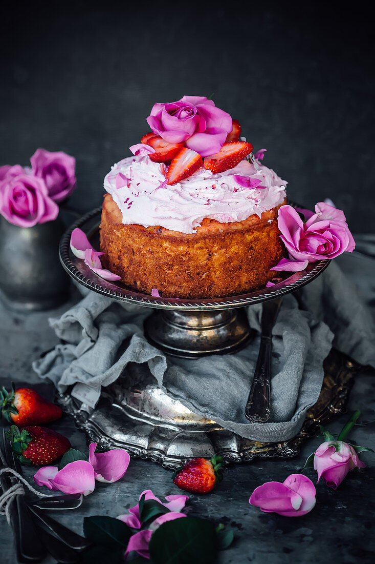 Rote-Bete-Kuchen mit Erdbeermarmelade und Rosenwasser-Buttercreme