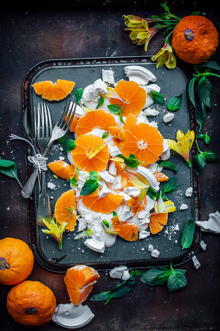 Pavlova mit Zitronenfrischkäse, Orangen und Basilikum, destrukturiert