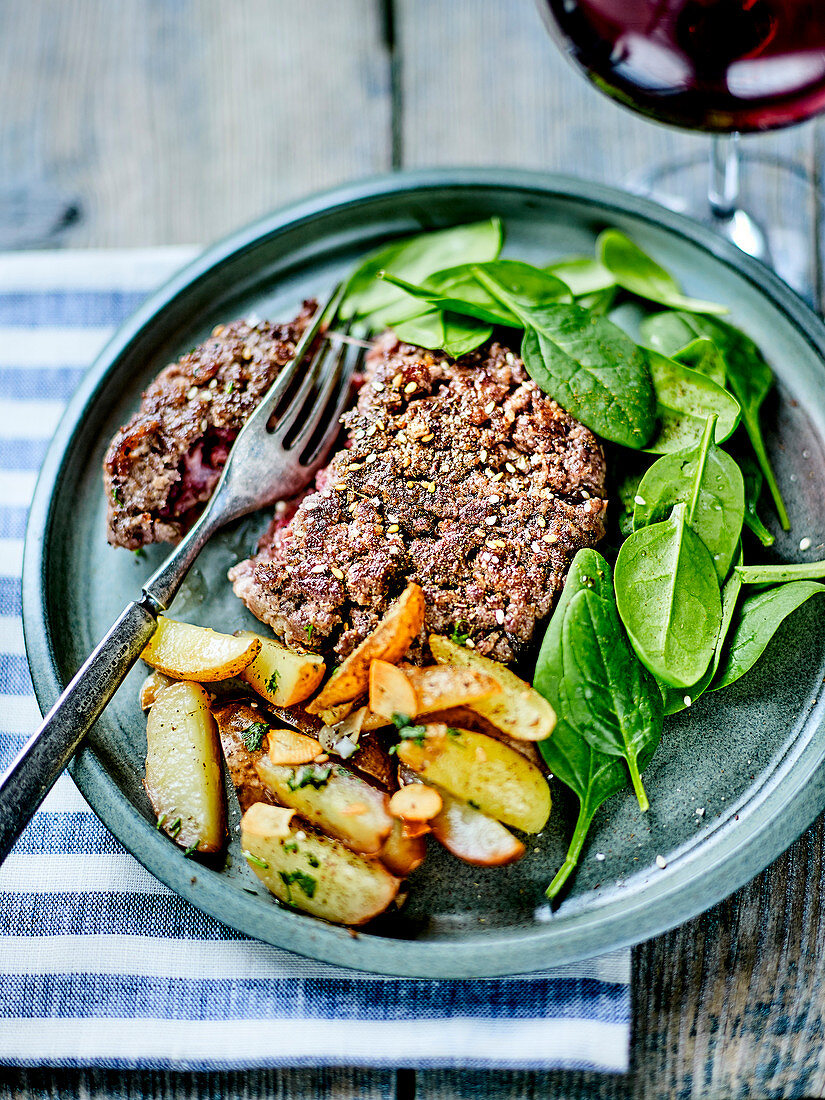 Hacksteak mit Spinatsalat und Knoblauchkartoffeln