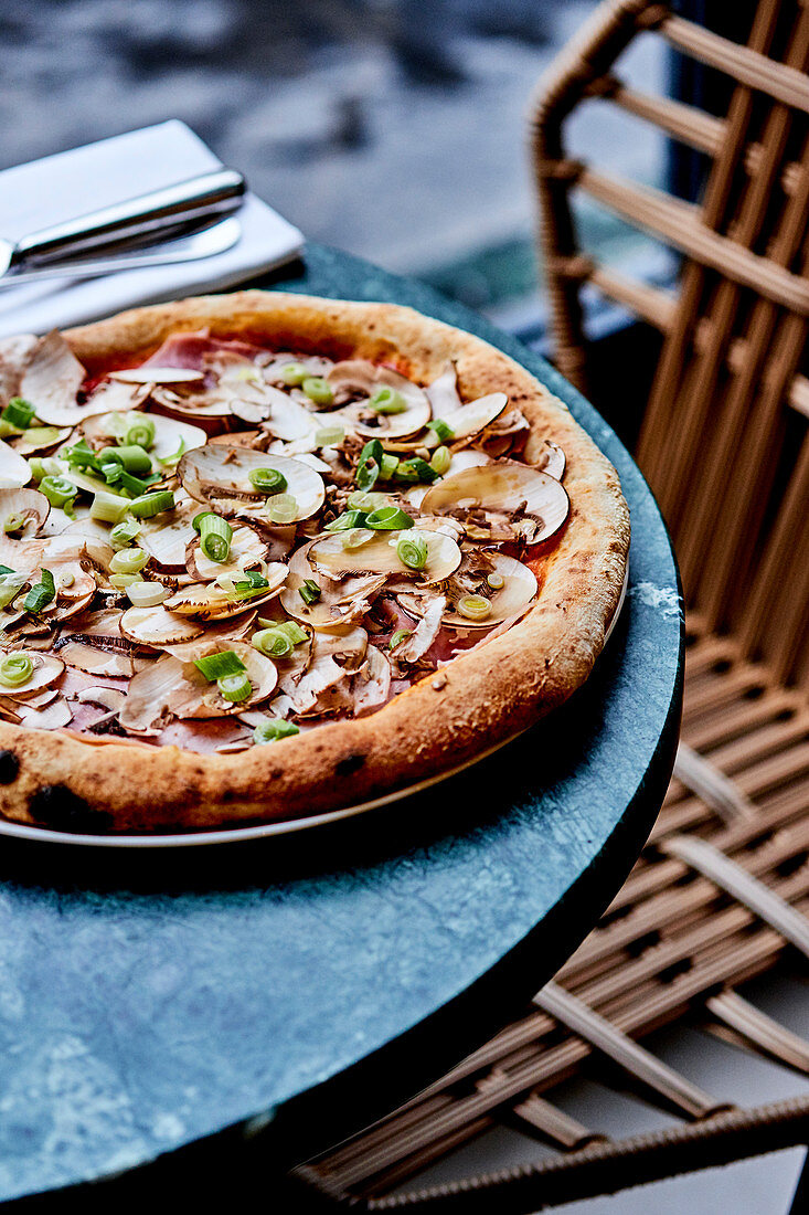 Ham,Mushroom And Spring Onion Pizza