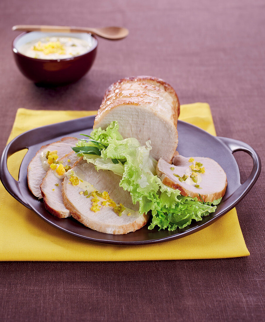 Schweinebraten mit cremiger Sauce mit Essiggurken und Eigelb