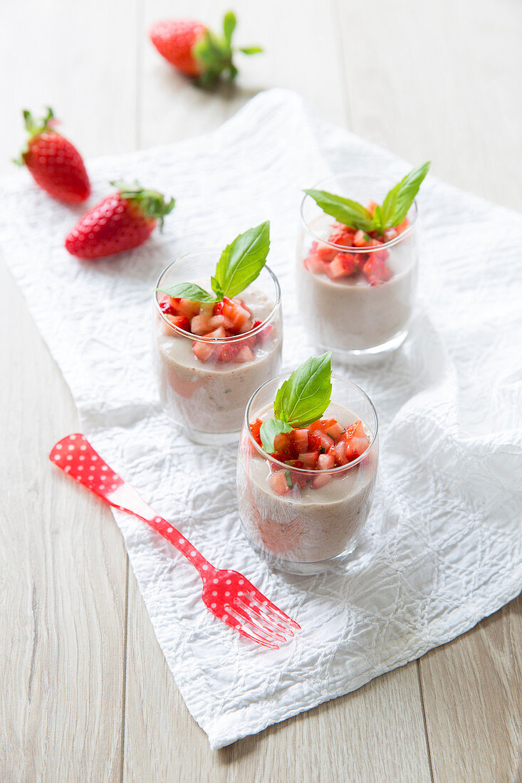 Erdbeer-Basilikum-Mousse