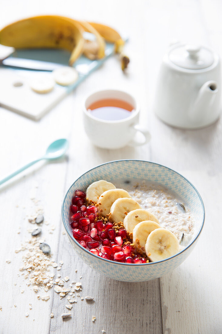 Hafer-Porridge mit Banane und Granatapfel